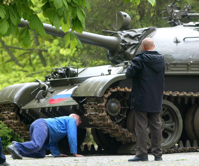 Tehnični podatki najbolj močnega bojnega vozila na slovenskih cestah – tanka T-55:
tip vozila: srednji tank 
posadka: 4 
oborožitev: top 105 mm, mitraljez 12,7 mm, mitraljez 7,62 mm 
strelivo 36 kosov x 105 mm, 250 kosov x 12,7 mm, 2800 kosov x 7,62 mm 
višina: 2.390 mm 
širina z bočno zaščito: 3.500 mm 
masa: 38.000 kg 
klirens: 440 mm 
motor: V 55, 426 kW (580 KM) 
največja hitrost: 50 km/h 
vertikalna ovira: 800 mm 
jarek: 2,7 m 
bredenje do: 1,4 m 
protipožarni sistem: da 
zaščita RKB: delna | Foto: Reuters