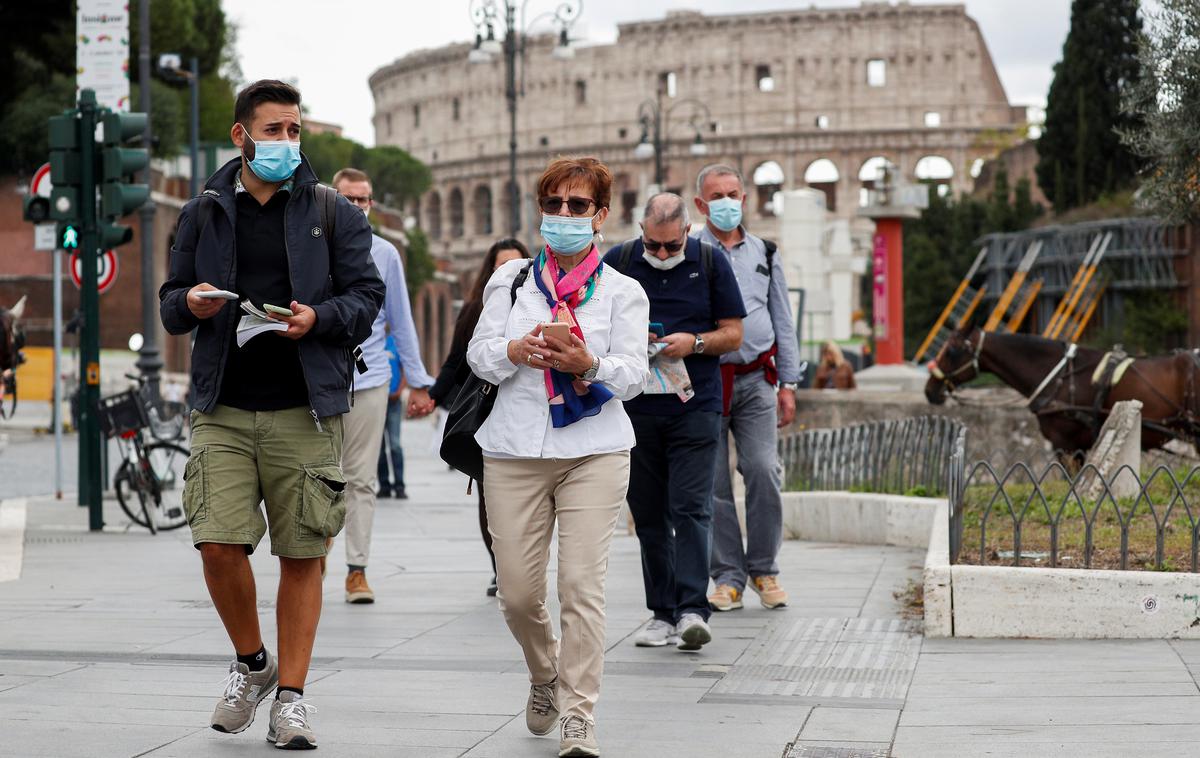 Koronavirus v Italiji | V Italiji so zaščitne maske obvezne povsod, razen v zasebnih domovih. | Foto Reuters