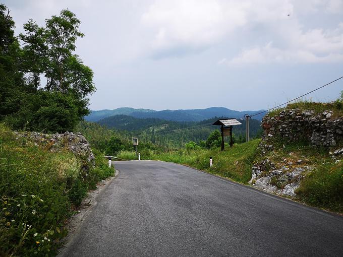 Skupaj s cesto so v času cesarja Avgusta na tem mestu postavili pošto in preprežno postajo. Okrog 300 let pozneje so ju zaščitili z vojaško trdnjavo.  | Foto: Gregor Pavšič