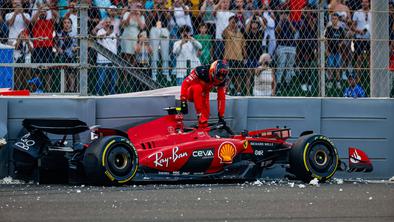 Trening dvakrat rdeč, Sainz ponovno razbil Ferrarija