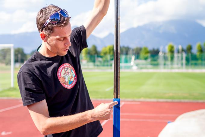 Takšno stojalo za letvico mu je preprečilo nastop na olimpijskih igrah v Sydneyju. | Foto: Peter Kastelic