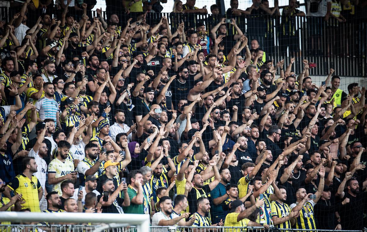 Maribor Fenerbahče | Fenerbahče je v Ljudskem vrtu spremljalo veliko navijačev. Sredi drugega polčasa so zakuhali daljšo prekinitev, dvoboj se je zavlekel za več kot pol ure. | Foto Blaž Weindorfer/Sportida