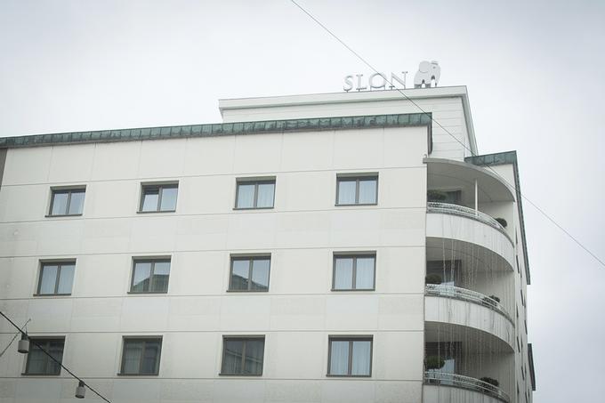 "S svojo svetlo barvo je pravo nasprotje temačni in težki hiši Ljubljanske kreditne banke. Novi hotel stoji na starem prostoru, le pri vogalu je nekoliko zaokroženo, da bo peščem lažja pot," vesti iz časopisa ob gradnji nove stavbe v prejšnjem stoletju v knjigi Ljubljanske metamorfoze navaja Darinka Kladnik. | Foto: Ana Kovač