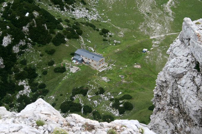 Leta 1973 so potekala obnovitvena dela v notranjosti, leta 1996 pa je bila koča zadnjič razširjena in dodatno obnovljena. Takrat so nanjo namestili tudi sončne celice. Kasnejše obnove so zajemale novo streho, pločevinastvo fasado, ureditev sanitarij in obnovitev heliodroma. Zadnja obnova je bila leta 2017, istega leta, ko je koča pogorela do tal. | Foto: Manca Čujež