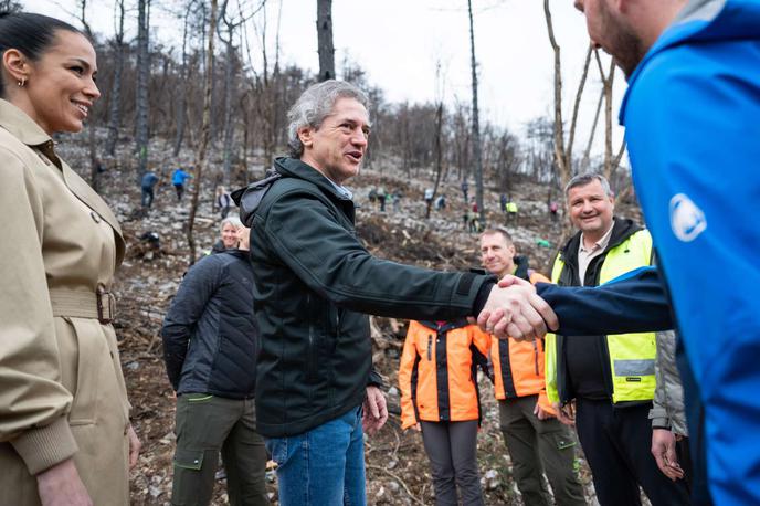 Robert Golob | Premier Robert Golob in njegova spremljevalka Tina Gaber na kraškem pogorišču.  | Foto STA