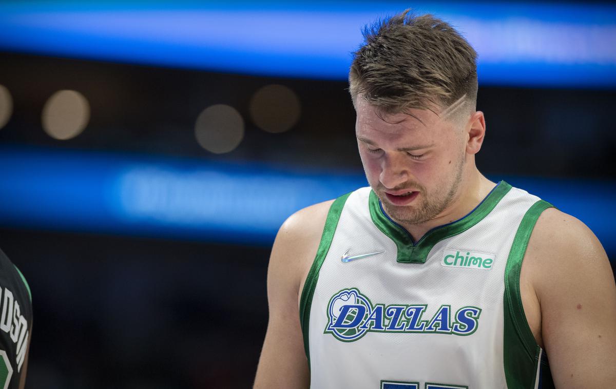 Luka Dončić | Luka Dončić ni prejel dovolj glasov (50 odstotkov navijači, 25 odstotkov novinarji, 25 odstotkov igralci), da bi mu še tretjič zapored pripadla čast zaigrati v prvi peterki na tekmi All-Star. | Foto Reuters