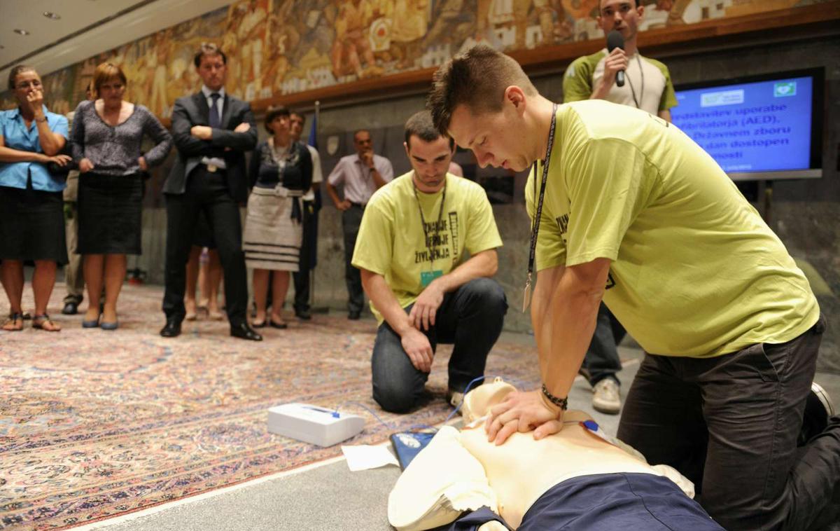 AED defibrilator | Po podatkih Rdečega križa Slovenije srčni zastoj vsako leto doživi več kot 1.500 Slovencev in Slovenk, povprečno štirje na dan. Bi znali ukrepati, če do srčnega zastoja pride pred vašimi očmi? | Foto Nebojša Tejić/STA