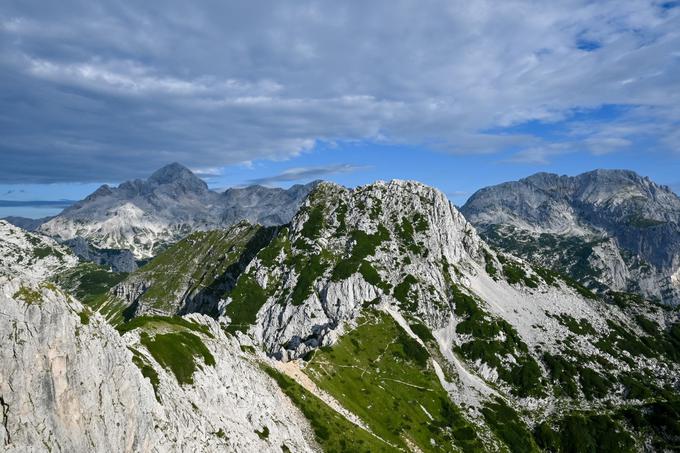 Razgled z Viševnika proti Srenjskemu prevalu, Draškemu vrhu in v ozadju Triglavu ter Rjavini | Foto: Matej Podgoršek