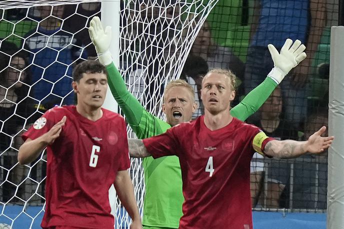 Kasper Schmeichel Simon Kjaer | Kasper Schmeichel in Andreas Christensen bosta v danski obrambni vrsti proti Sloveniji in Severni Irski pogrešala kapetana Simona Kjaera. | Foto Guliverimage