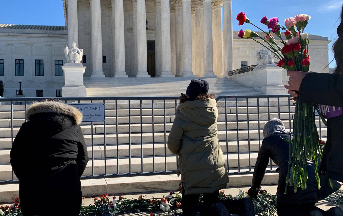 vrhovno sodišče ZDA | Gre za osupljivo kršitev zaupnosti in tajnosti vrhovnega sodišča, objavo Politica komentirajo preostali ameriški mediji. | Foto Guliverimage