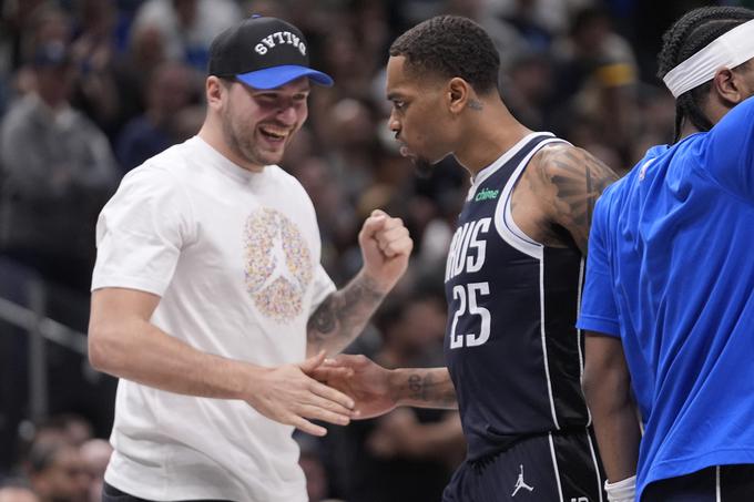 Tako je "gledalec" Luka Dončić po dvoboju čestital Washingtonu za imenitno predstavo proti Golden Statu, | Foto: Guliverimage