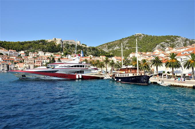 Na otok Hvar trajekti vozijo z dveh glavnih izhodišč, iz Splita in Drvenika. Daljša vožnja s trajektom pomeni višjo ceno prevoza, a na drugi strani manjši strošek cestnin in goriva. Pri izbiri poti je ključna končna destinacija posameznika, ki temu prilagodi tudi izbor trajektne linije. | Foto: Pixabay