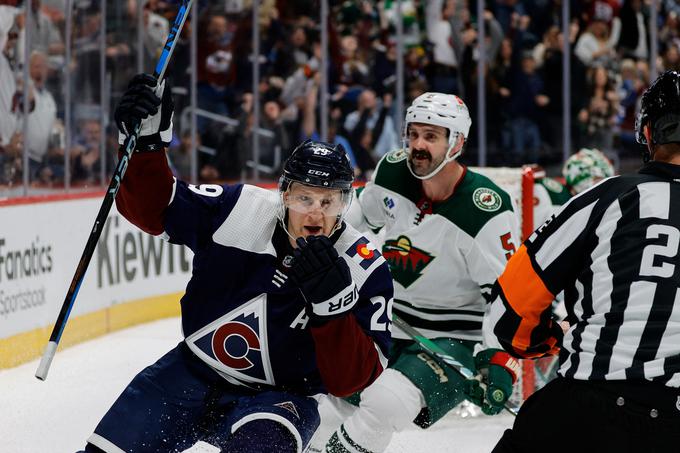 Nathan MacKinnon je ob zmagi nad Minnesoto, ki nima več možnosti za končnico, dosegel tri zadetke in enkrat podal. | Foto: Reuters