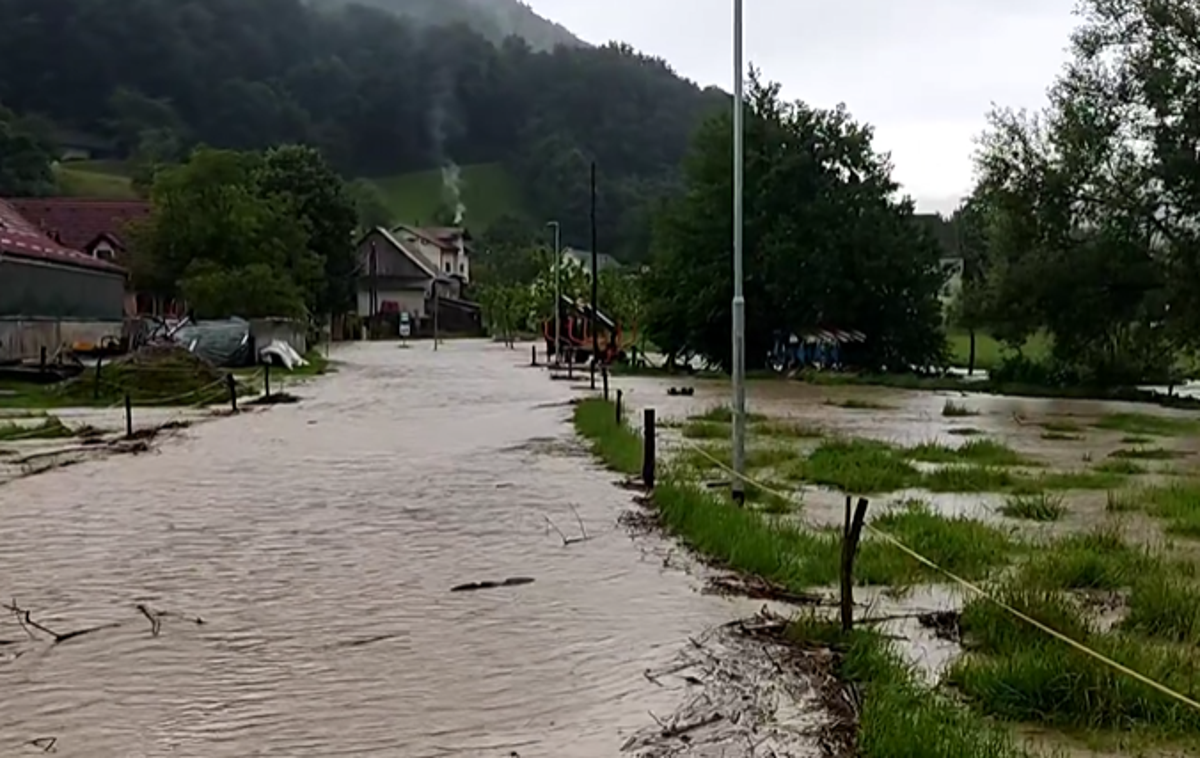 poplava v Majšperku | Tekom dneva in predvsem proti večeru so krajevna neurja povzročila največ težav na območjih občin Majšperk, Videm, Žetale, Ptuj, Laško in Ravne na Koroškem (na sliki potok v občini Majšperk)..  | Foto Meteoinfo