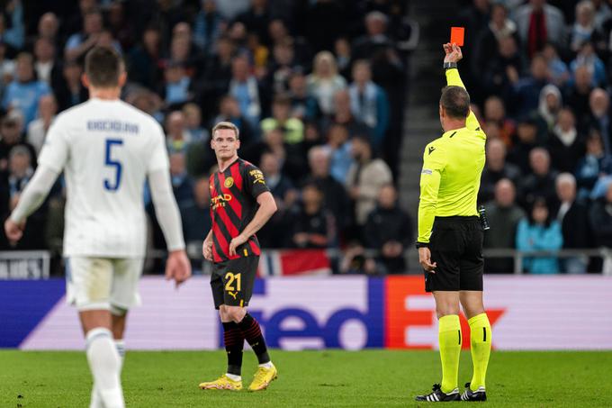 Rdeči karton za Sergia Gomeza. | Foto: AP / Guliverimage