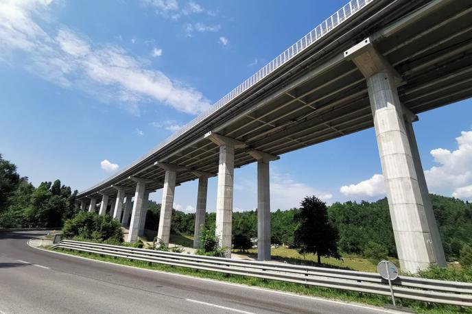 viadukt Ravbarkomanda | Viadukt Ravbarkomanda v dolžini 591,4 m (desni, v smeri Kopra) in 545,6 m (levi, v smeri Ljubljane) je del avtoceste med Uncem in Postojno. | Foto Gašper Pirman