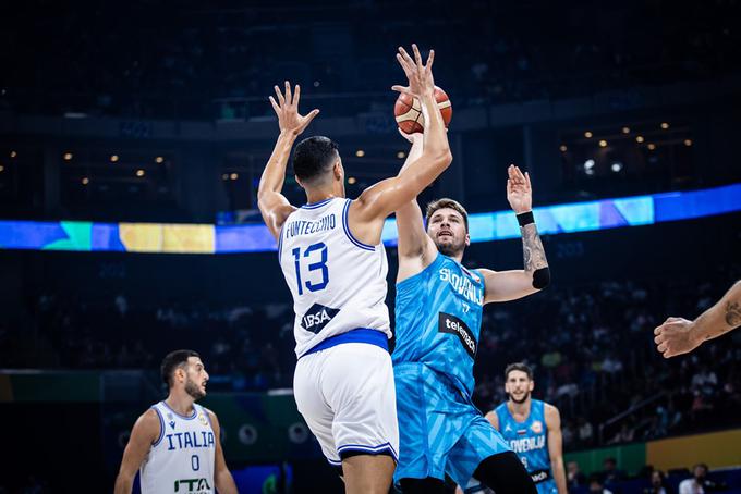 Luka Dončić je zadeval trojke, pa tudi delil lepe podaje. | Foto: FIBA