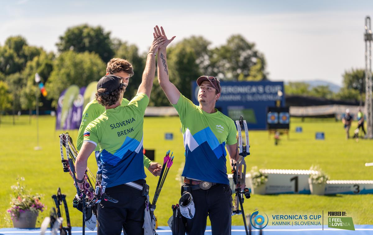 Veronikin pokal 2024, lokostrelstvo | Aljaž Matija Brenk, Tim Jevšnik in Staš Modic je v finalu ekipne tekme s sestavljenim lokom v Arboretumu Volčji Potok v okviru domačega Veronikinega pokala zasedla prvo mesto.  | Foto Miro Hrlaković