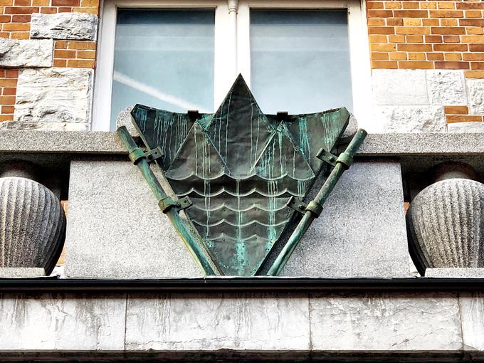 Plečnikov slovenski emblem nad glavnim vhodom Narodne in univerzitetne knjižnice v Ljubljani iz leta 1946, kamor je vključil vodo v obliki valovnic. Po prvotnem načrtu bi moral na tem mestu stati grb Kraljevine Jugoslavije.
Foto Aleksander Hribovšek, 2018. | Foto: 