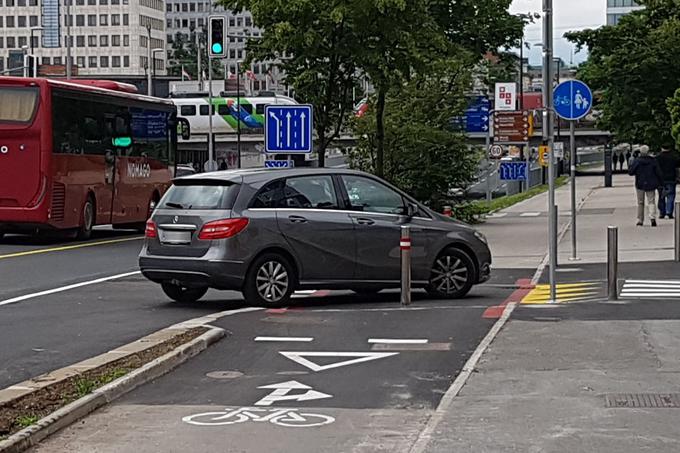 Sredi enosmerne kolesarske steze je postavljen stebriček. | Foto: Gregor Pavšič