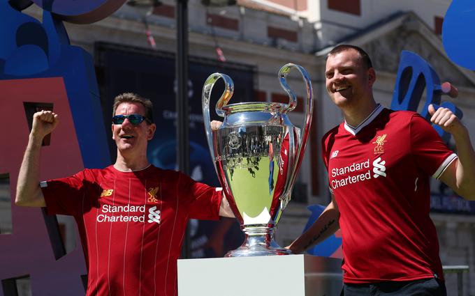 V Madrid se zgrinjajo navijači Tottenhama in Liverpoola, ki naj bi jih bilo v Madridu v soboto več. | Foto: Reuters