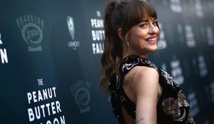 Svet žaluje: Dakota Johnson si je popravila svoj prepoznavni nasmeh #video