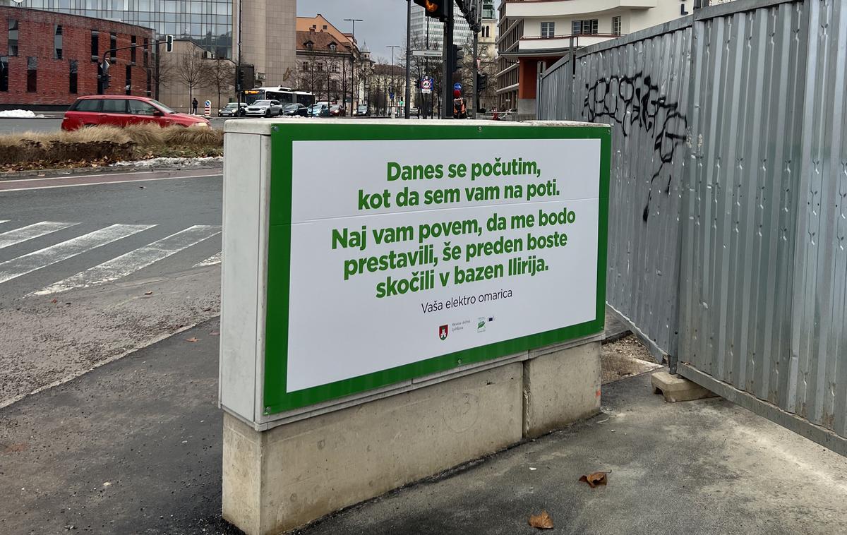 Elektroomarica, postavljena sredi pločnika pred športnim centrom Ilirija | Mestna občina Ljubljana sporoča, da bodo elektroomarico, ki stoji sredi pločnika, prestavili še pred odprtjem bazena Ilirija. | Foto Bralka