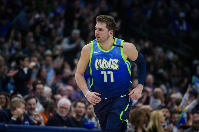 Luka Dončić | Luka Dončić je bil na tekmi s Philadelphio najboljši strelec Dallasa. Devetnajst točk je dosegel tudi kanadski center Dwight Powell. | Foto Reuters