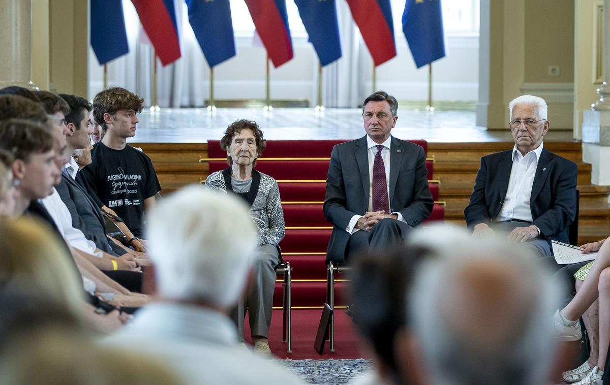 Ohranjati mir je naša dolžnost | "Mir in svoboda nista za zmeraj. Sta kot majhen otrok, ki ga je treba negovati," je v nagovoru mladim poudarila Valerija Skrinjar Tvrz. | Foto Ana Kovač