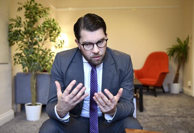 Na Danskem je vzpon protimigrantske Danske ljudske stranke skoraj vse druge stranke (tudi danske socialdemokrate) prisilil, da so začele zagovarjati bolj strogo politiko do priseljencev. Åkesson je v nedavnem intervjuju za švedski The Local med drugim dejal: "Na Danskem je bilo podobno kot na Švedskem, nato pa se je vse čez noč spremenilo. To se bo zgodilo tudi na Švedskem. /…/ Mi na Švedskem dejansko potrebujemo še bolj strogo politiko kot Danska, in sicer zato, ker imamo večje težave. Mislim, da ni več mogoče zgolj znižati priseljevanja na dansko stopnjo. Moramo še dlje." | Foto: Guliverimage/Vladimir Fedorenko