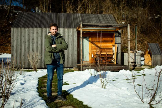 "Morda so me v karieri imeli za nogometaša, ki je oboževal hitre, športne avte. Takrat sem jih rad vozil. Takšen, kakršen sem bil na igrišču, sem bil tudi na cesti. Hiter (smeh). Mogoče je takrat kdo dobil napačen vtis o meni, a nisem nikoli dal veliko na to. Zaradi domačega dela v gostilni ter športa kot takega me nikoli ni zaneslo v neke bajno drage stvari. Luksuz kot tak mi ne pomeni nič," razmišlja 39-letni Gorenjec, oče dveh sinov. | Foto: Vid Ponikvar