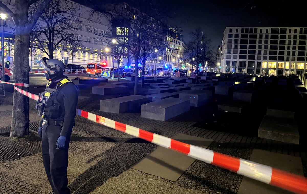 napad v Berlinu | Policija je na območju sprožila obsežno iskalno akcijo za napadalcem, ki je pobegnil, a so ga po nekaj urah našli in aretirali..  | Foto Reuters