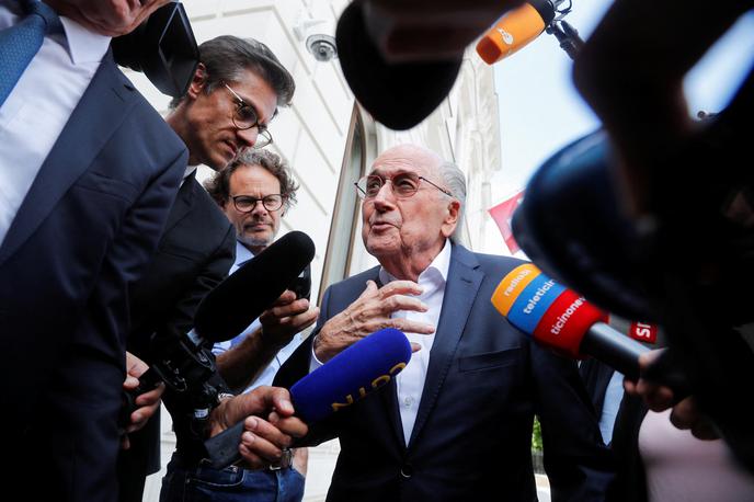 Sepp Blatter | Švicarsko tožilstvo je v sredo zahtevalo 18-mesečno pogojno zaporno kazen za Michela Platinija in nekdanjega predsednika Mednarodne nogometne zveze (Fifa) Seppa Blatterja ter ju obtožilo goljufije. | Foto Reuters