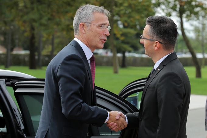 Jens Stoltenberg je na Brdu pri Kranju dejal, da od Slovenije pričakuje več, Marjan Šarec pa je napovedal, da si bo za to prizadeval. | Foto: STA ,