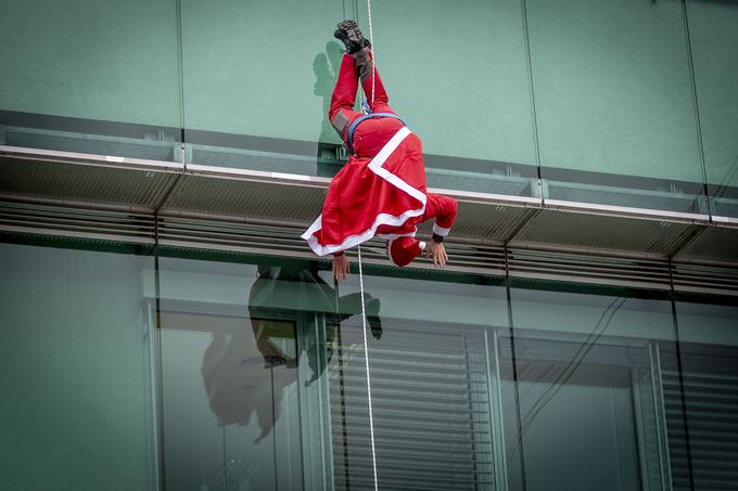 Tradicionalni spust božičkov s strehe Pediatrične klinike | Foto: Ana Kovač