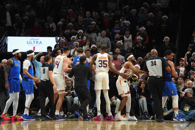 Tako so Luka Dončić in soigralci stopili med Granta Wiliamsa in Devina Bookerja. | Foto: Reuters