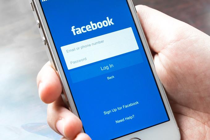 Lažno prijavno okno v Facebook največkrat prepoznamo po tem, da njegov videz nekoliko odstopa od tistega, ki smo ga vajen, in pa seveda po naslovu URL (naslovu spletne strani), ki ni pravi.  | Foto: Shutterstock