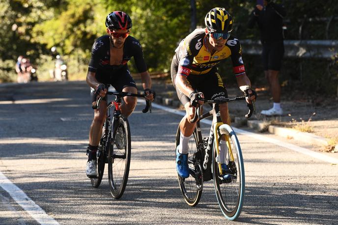 Primož Roglič Adam Yates | Primož Roglič je spet v središču pozornosti. Tokrat je osvojil najstarejšo enodnevno klasiko na svetu. | Foto Guliverimage