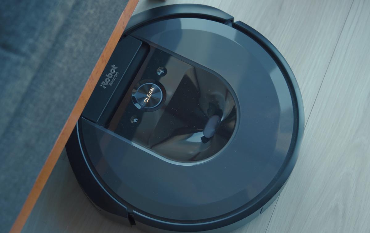 iRobot, Roomba | Amazon bi s prevzemom iRobota pridobil še en način za "vohunjenje" za kupci in potencialnimi novimi strankami, so opozarjali kritiki zdaj odpadlega prevzema proizvajalca robotskih sesalcev. Ena poglavitnih funkcij sodobnih sesalcev podjetja iRobot je namreč njihova zmožnost, da se spoznajo z uporabnikovim stanovanjem in ustvarijo "virtualni" zemljevid, ki jim pri kasnejšem sesanju prostorov pomaga, da se čim manj zatikajo pod radiatorje. Podatki o stanovanju uporabnika, pridobljeni prek robotskih sesalcev, so lahko za veletrgovca Amazon z vidika ciljanega oglaševanja zelo dragoceni. | Foto Unsplash