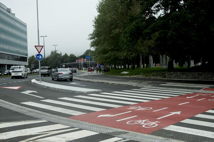 križišče, kolesarjenje | Novo urejeno križišče Dunajske s Tivolsko ima pri zavijanju v desno zdaj dva pasova. | Foto Ana Kovač