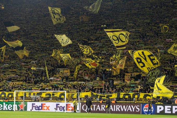 Na "rumenem zidu" na Westfalnu so izpostavili sporočilo z ostro kritiko, naperjeno Uefi. | Foto: Guliverimage