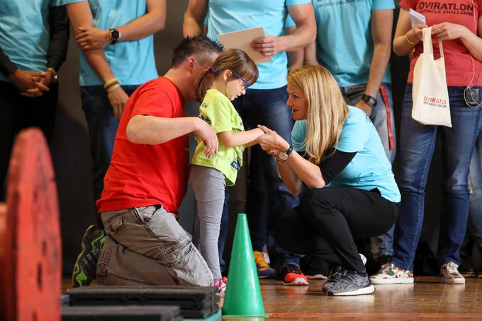 Redna udeleženka mini oviratlona je tudi nekdanja alpska smučarka, danes tiskovna predstavnica Smučarske zveze Slovenije Špela Pretnar, ki je čez ovire spremljala petletno Brino, ki smo jo leta 2015 predstavili v rubriki Siolov žarek. Deklica je bila lani v ZDA operirana pri uglednem nevrokirurgu T. S. Parku in danes lepo napreduje. Po besedah njene mame zdravniki napovedujejo, da bo z aktivnimi terapijami v roku petih let normalno hodila. Novica je razveselila tudi Pretnarjevo, ta je ohranila stike z deklico, ki ji je lani pomagala prečkati ovire. " Takrat sem si zadala, da bom vsako leto opravila najmanj 12 dobrodelnih aktivnosti, in to odločitev kar zgledno uresničujem. Mislim, da s tem, ko pomagamo drugim, tudi sebi naredimo uslugo, saj se zavemo, da nam v bistvu ni hudega, tudi če smo včasih prepričani, da je ravno obratno." | Foto: Matic Klanšek Velej/Sportida