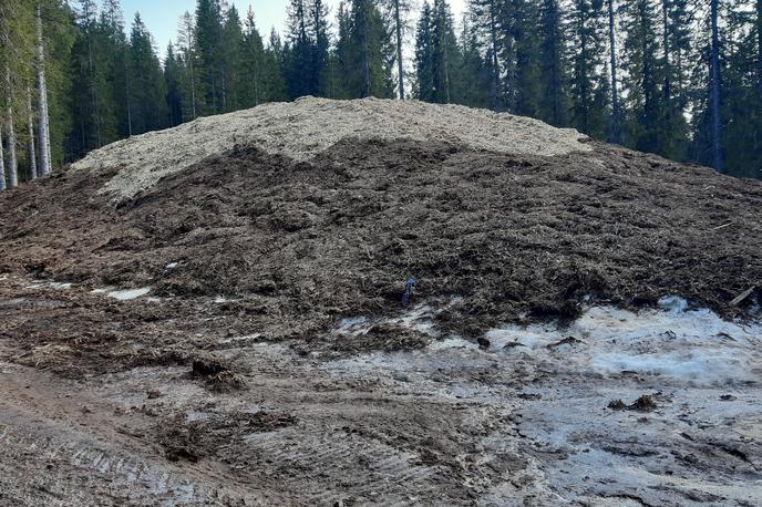 Pokljuka - spravilo snega za SP | Na Pokljuki so za prihodnjo zimo shranili 19 tisoč kubičnih metrov snega. | Foto ŠD Pokljuka