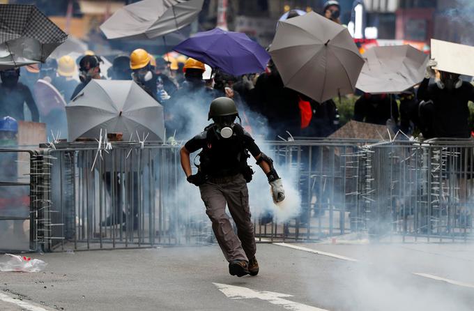 Protestniki so uporabili novo strategijo, s katero se želijo karseda izogniti neposrednim konfrontacijam s policijo. Medtem ko so tako v preteklosti vztrajali na istem mestu dalj časa, se zdaj njihove lokacije hitro menjavajo. | Foto: Reuters