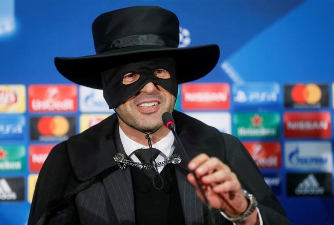 Paulo Fonseca je leta 2017 kot trener Šahtarja zaslovel v opremi Zorra. To je obljubil nogometašem, če se bo ukrajinski velikan uvrstil med najboljših 16. In se je. In to po zmagi nad Manchester Cityjem! | Foto: Reuters