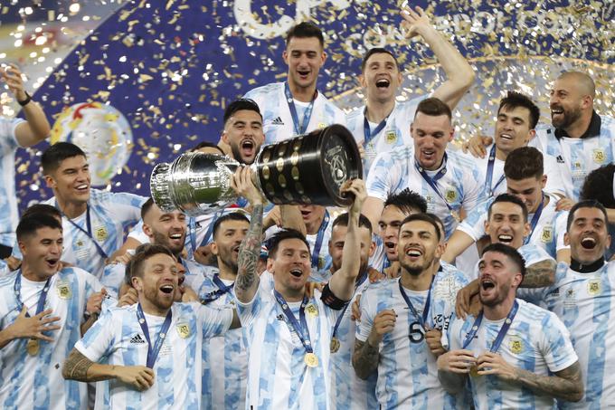 Gavči, takšen vzdevek nosijo nogometaši Argentine (prebivalci pamp, argentinski kavboji), so na letošnjem južnoameriškem prvenstvu šli do samega konca. V finalu so na znamenitem stadionu Maracana v Riu de Janeiru premagali Brazilijo in po 28 sušnih letih znova osvojili Copo Americo. To je bil njihov 15. naslov, najboljši nogometaš in strelec turnirja pa je bil Lionel Messi.   | Foto: Guliverimage/Vladimir Fedorenko