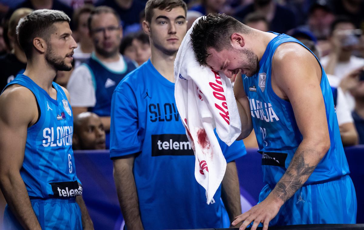 Luka Dončić | Luka Dončić je proti Francozom prejel močan udarec v glavo. | Foto Vid Ponikvar