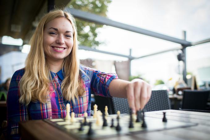 Laura Unuk je bila stara sedem let, ko je njen dedek prinesel ročno izdelano leseno šahovnico s 64 polji in 32 figurami in jo povabil k igri partije. To je bilo njeno prvo srečanje s šahom. | Foto: Vid Ponikvar