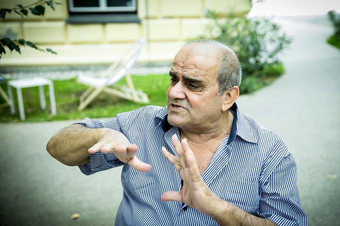 Sam sem proti kakršnikoli vojaški barvi, kakršnemukoli militarizmu. Ko so me porinili v vojsko (služenje obveznega vojaškega roka, kjer je bil eno leto v letalstvu, preostalo pa je odslužil kot prevajalec, op. a.), sem zato, da sem se zaščitil, nehal razmišljati, pisati … To je trajalo deset let, med letoma 1980 in 1990. | Foto: Ana Kovač