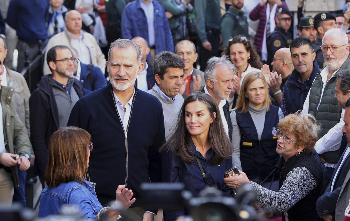 španski kraljevi par | Tri tedne po naravni nesreči sta se Felipe in Letizia pogovarjala s prebivalci, jih objela in jim stisnila roko. Na posnetkih, ki jih je predvajala španska televizija, je bilo videti ljudi, ki so vzklikali "Naj živi kralj" in "Naj živi kraljica". | Foto Guliverimage